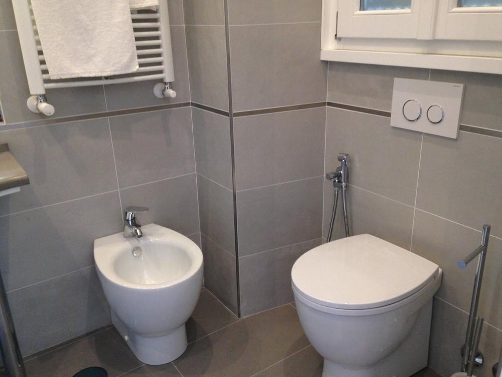 Rona Hotel 2*