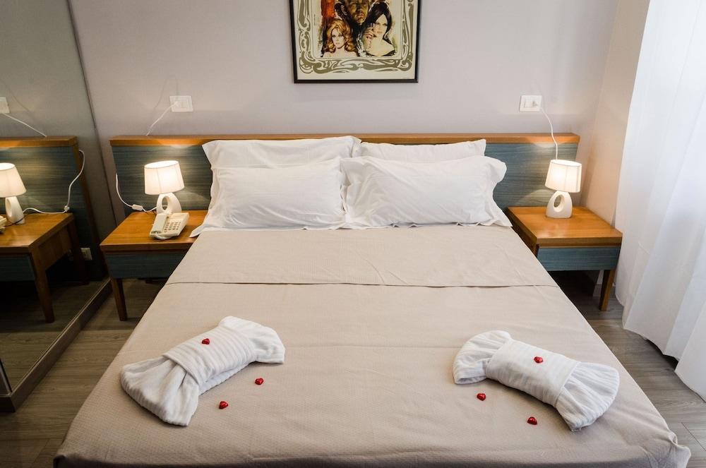 Rona Hotel 2*