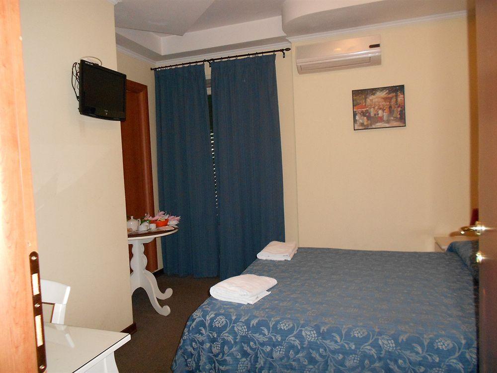 Rona Hotel