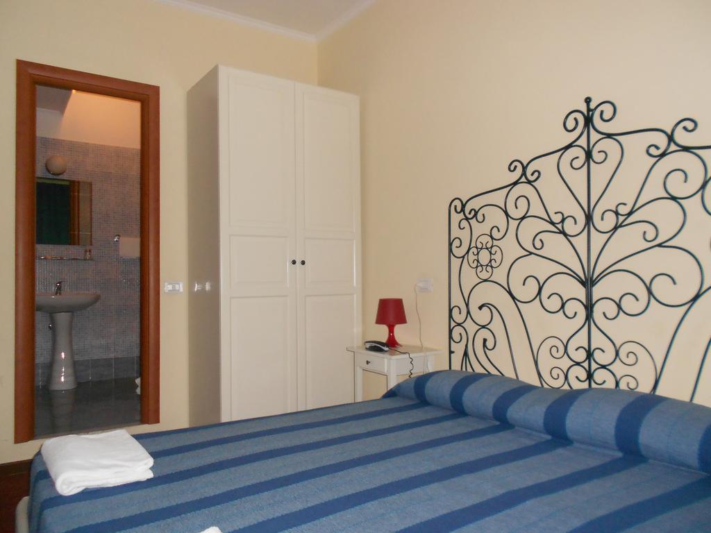 Rona Hotel
