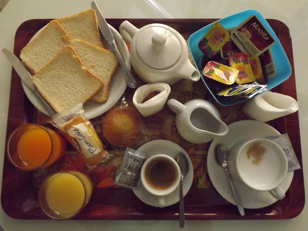 Rona Hotel 2*